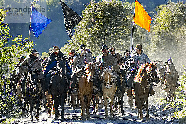 Chilenische indigene Mapuche-Gemeinschaften marschieren zu Pferd um ihre Land- und Wasserressourcen im Reigolil-Tal in Chile.