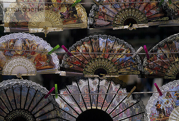 Bedruckte spanische Handfächer aus Stoff und Spitze auf dem Markt in Toledo  Spanien.