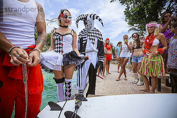 Surfen Sie in Karnevalskostümen  Bali  Indonesien.