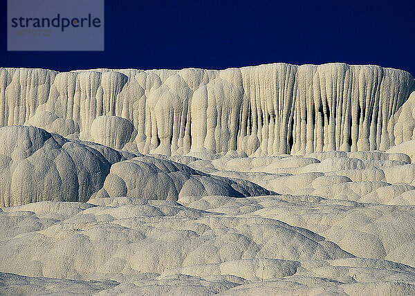 Kalkhaltige Felsformation in Pamukkale  Türkei.