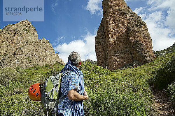 Wandern in den Mallos de Riglos  um den als Aguja Roja bekannten Gipfel zu besteigen.