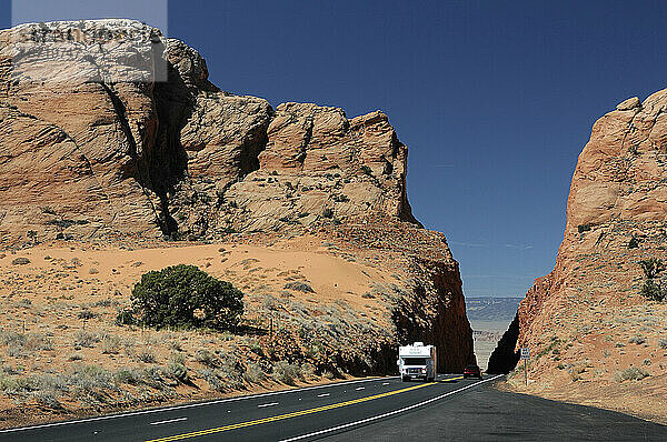 Ein Wohnmobil auf dem Highway 89 in der Nähe von Page  Arizona  USA