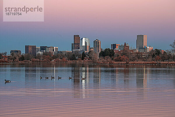 Skyline von Denver vom Sloan Lake aus bei Sonnenuntergang gesehen