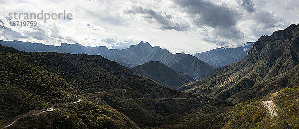 Läufer steigen eine steile Straße durch den Copper Canyon in Mexiko hinab
