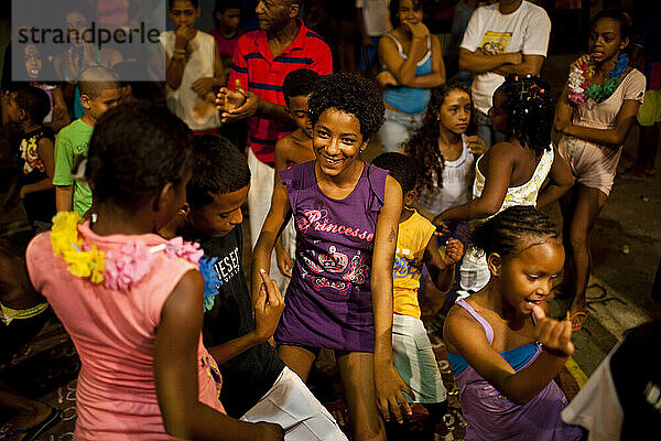 Brasilianische Kinder tanzen auf der Straße nach einer Capoeira Roda in einer der Favelas von Salvador  Brasilien.
