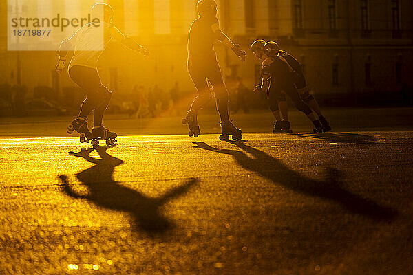 Skate-Rollen auf der Straße der Stadt Sankt Petersburg  Russland