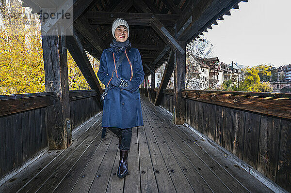 Frau geht über eine Holzbrücke in Nürnberg / Deutschland