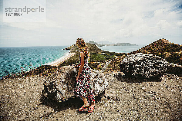 Tween-Mädchen blickt auf die Aussicht auf die Berge von St. Kitts und Nevis