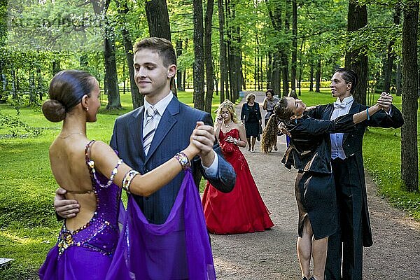 Junge Leute tanzen Tango im Park von St. Petersbug  Russland
