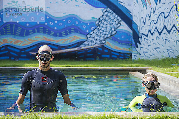 Junges Paar mit Tauchmaske im Pool. Freitauchausbildung.
