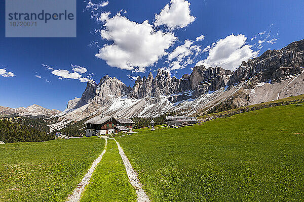 Brogles-Schutzhütte mit Geisler im Hintergrund  Dolomiten  Villnöss  Italien