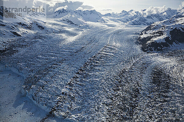 Eine Luftaufnahme der Chugach Mountains und des Westarms des Columbia-Gletschers in der Nähe von Valdez  Alaska.