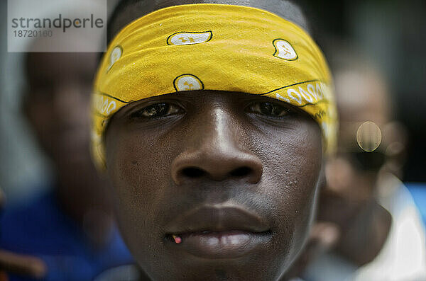 Ein junger Rap-Kreyol-Künstler wartet vor einem Aufnahmestudio in Port-au-Prince  Haiti.