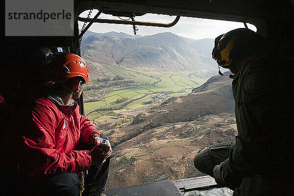 Mitglieder des Langdale/Ambleside Mountain Rescue-Teams und ein RAF-Whinch-Mann in einem RAF-Sea-King-Hubschrauber während einer Rettung in Dungeon Ghyll in den Langdale Pikes  Großbritannien.