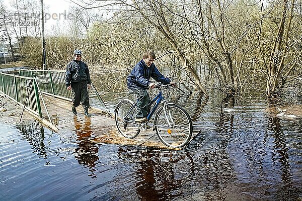Kinder mit Fahrrad während der Hochwasserzeit in Russland