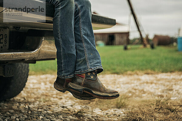 Cowboystiefel mit amerikanischer Flagge auf der Heckklappe eines Pickups