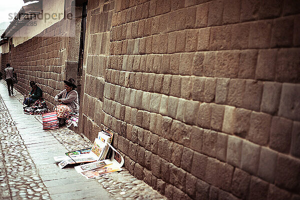 Lokale Kunsthandwerkerinnen sitzen auf der Straße  um ihre Kunst zu verkaufen