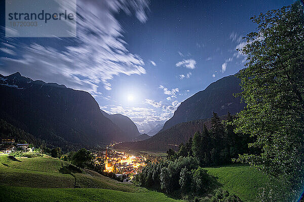 Ruhiges Otz-Dorf und -Tal bei Vollmond