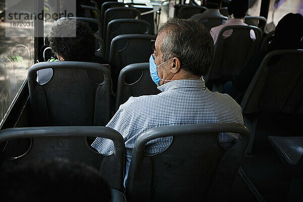 Menschen in einem Bus  die während der Schweinegrippe-Epidemie in Mexiko-Stadt  DF  Mexiko  Masken tragen.