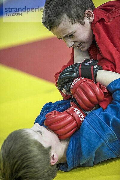 Zwei Kinder konkurrieren bei einem Taekwondo-Turnier