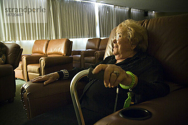 Eine ältere Frau entspannt sich auf einem Ledersofa in einem Altersheim in Laguna HIlls  Kalifornien.