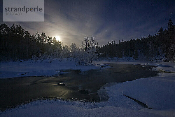 Mondaufgang am Oulanka-Fluss im Oulanka-Nationalpark  Finnland.