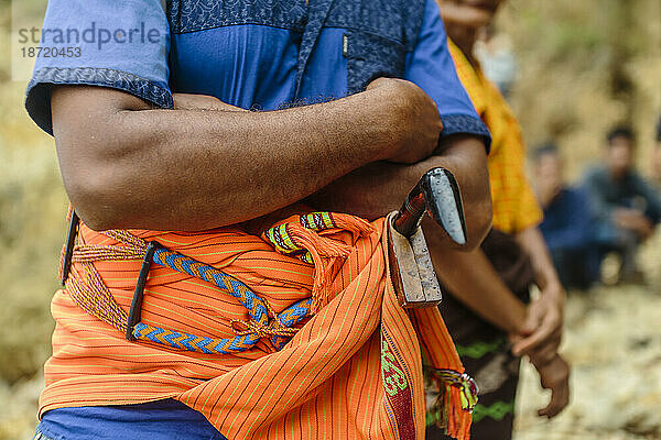 Nahaufnahme von Hand und Machete  Pasola Festival  Insel Sumba  Indonesien