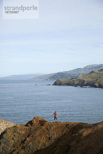 Junge Frau beim Wandern in den Marin Headlands. Nationales Erholungsgebiet Golden Gate. San Francisco  Kalifornien