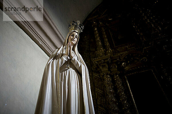 Eine Statue der Jungfrau Maria ist in der Kirche Santo Domingo in San Cristobal de las Casas  Chiapas  Mexiko  ausgestellt