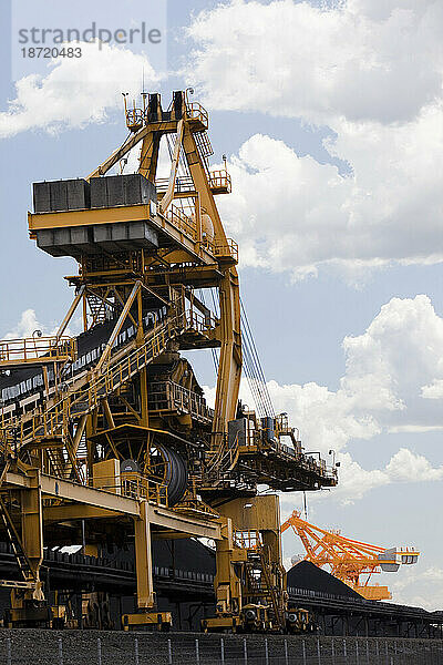 Kohletransportmaschinen in Port Waratah in Newcastle  dem weltweit größten Kohlehafen. Von hier aus wird Kohle aus Tagebau-Kohlebergwerken im Hunter Valley in die ganze Welt exportiert