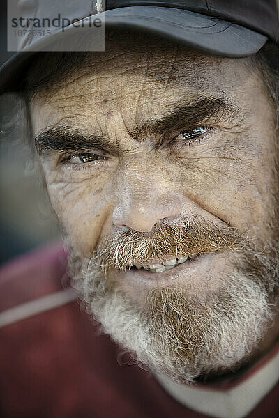 Porträt (Kopfbild) eines Mannes mit Bart in Rocha  Uruguay.