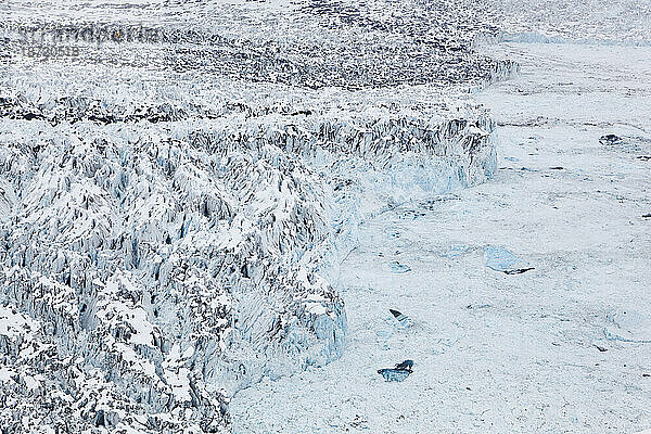 Eine Draufsicht auf den stark zerklüfteten Endpunkt des Westarms des Columbia-Gletschers in der Nähe von Valdez  Alaska.