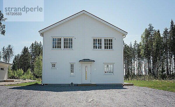 Typisches schwedisches weißes Haus in einem Wald