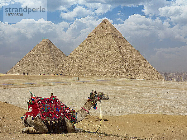 Ägyptische Pyramiden in Sandwüste und klarem Himmel