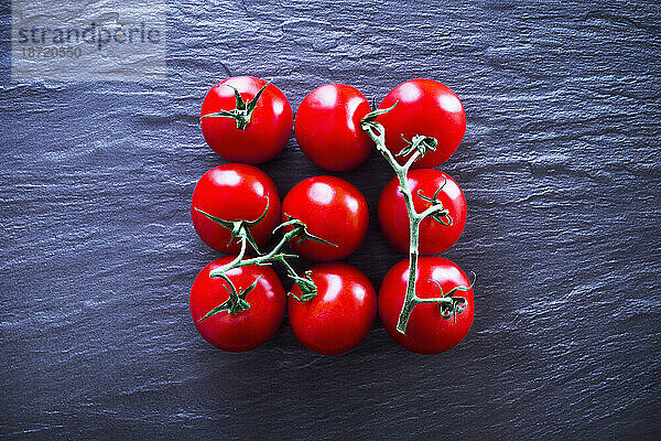 Draufsicht auf frische Tomaten vor Schiefer