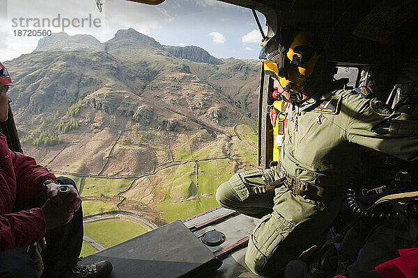 Mitglieder des Langdale/Ambleside Mountain Rescue-Teams und ein RAF-Whinch-Mann in einem RAF-Sea-King-Hubschrauber während einer Rettung in Dungeon Ghyll in den Langdale Pikes  Großbritannien.