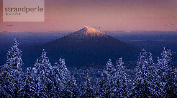 Eine wunderschöne Sonnenuntergangsansicht von Oregons Black Butte  aufgenommen tief in der verschneiten Jefferson-Wildnis.