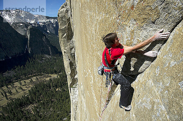 Ein Mann versucht  die Mescalito-Route am El Cap im Yosemite-Nationalpark  Kalifornien  frei zu besteigen.