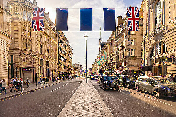 Piccadilly Circus Regent Street am Nachmittag bei gutem Wetter