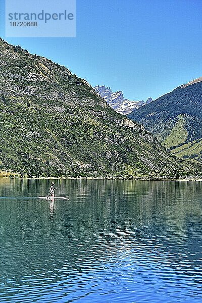 Eine Dame paddelt auf einem See in Chile