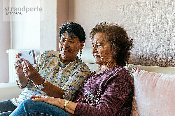 Zwei ältere Frauen machen ein Selfie