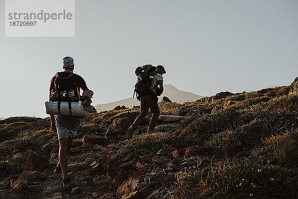Wanderer in der Nähe des Gipfels Guajara im Nationalpark El Teide