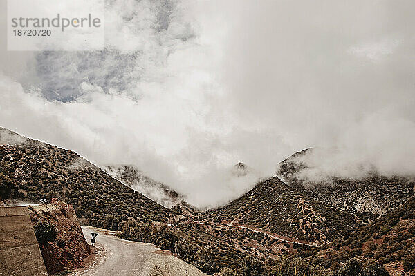 Ein Blick auf den Gipfel des Tizi n Test Pass  Marokko mit Wolken