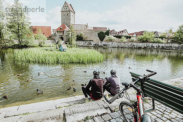 Radfahrer ruhen sich in einer mittelalterlichen Stadt in Deutschland aus