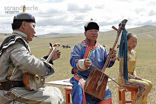 Mongolische Musiker und Akrobaten beim Naadam Festival  Kharakhorin  Zentralmongolei.
