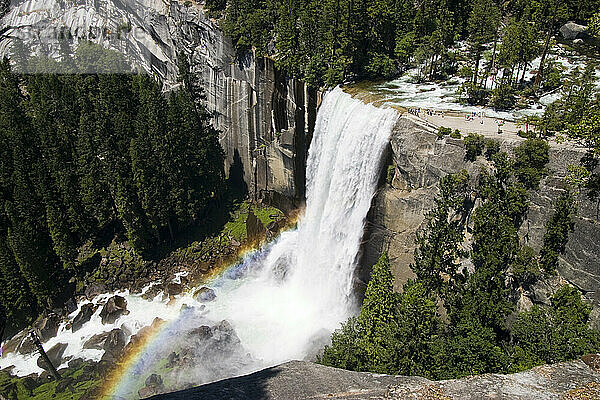 Vernal Falls von oben gesehen entlang des John Muir Trail  Yosemite-Nationalpark  Kalifornien.