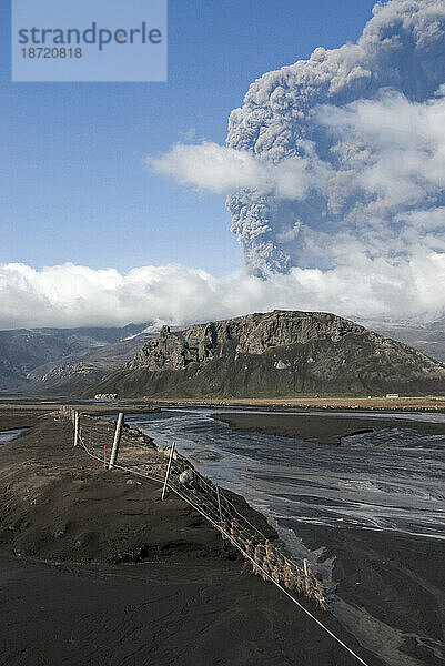Von der Küstenstraße in der Nähe eines Gletscherflusses aus gesehen  bricht die Aschewolke weiterhin aus dem Vulkan Eyjafjallajökull in der Nähe von Skogar  Island  aus.