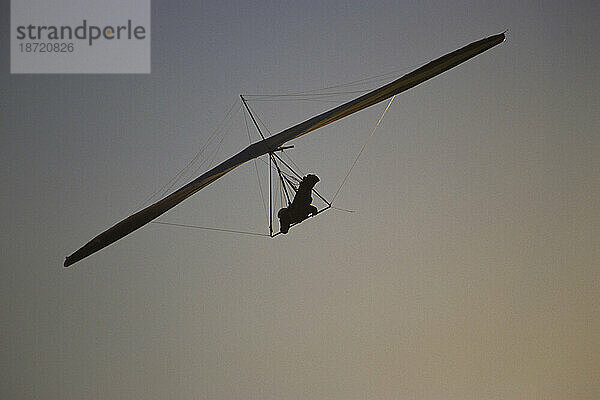 Silhouette eines Drachenfliegers vor der kalifornischen Küste in La Jolla.