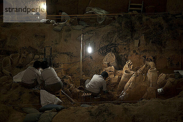Archäologen graben Terrakotta-Soldaten in Xian  Shaanxi  China aus.