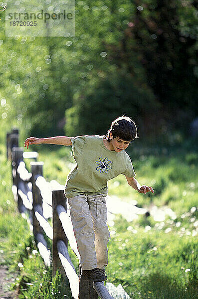 Ein kleiner Junge balanciert auf einem Zaun in Telluride  Colorado.